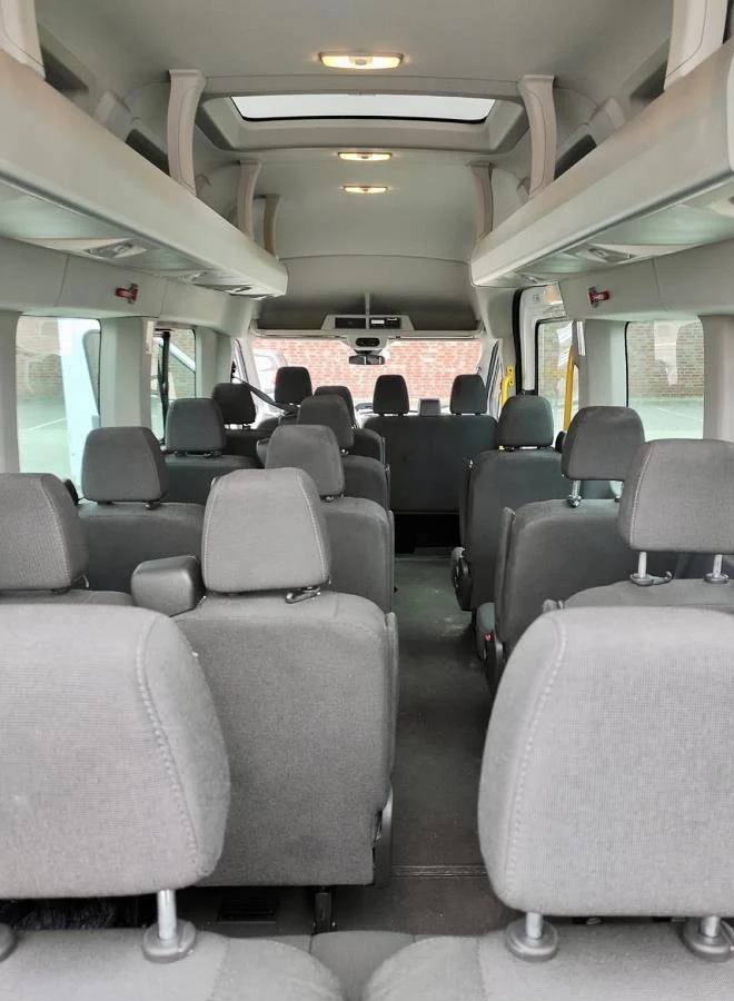 Innenraum eines 18-Sitzer-Busses von Heide-Trans
