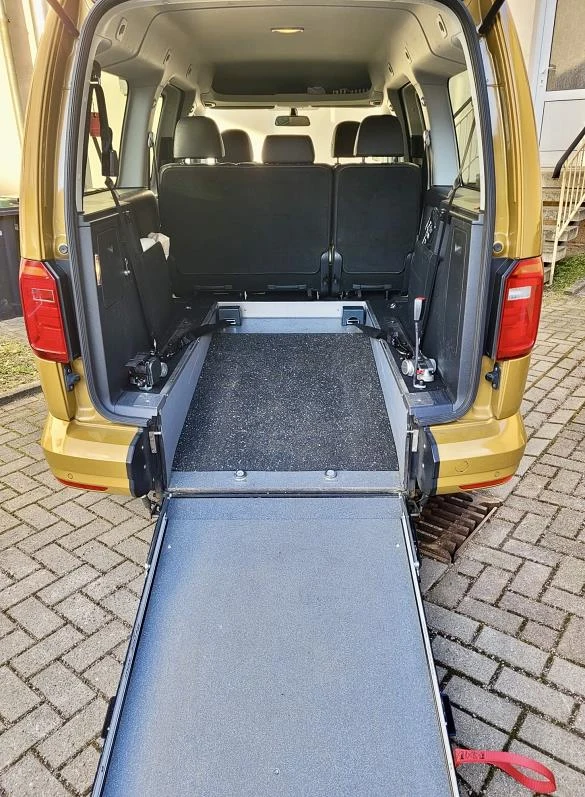 Rollstuhltransporter von Heide-Trans, geöffnete Heckklappe mit Rampe