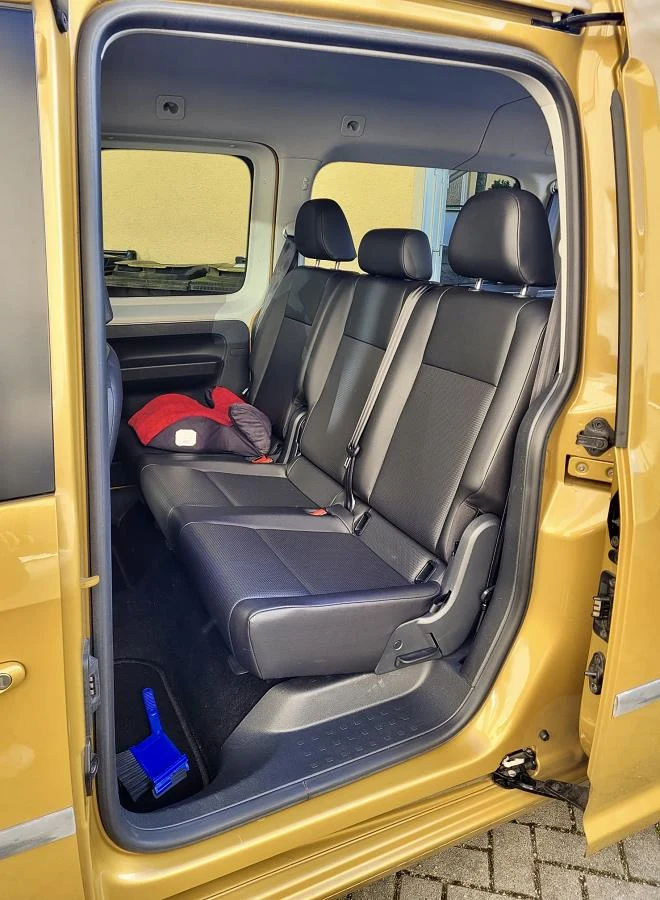 Sitzreihe mit Kindersitz in einem Heide-Trans Fahrzeug